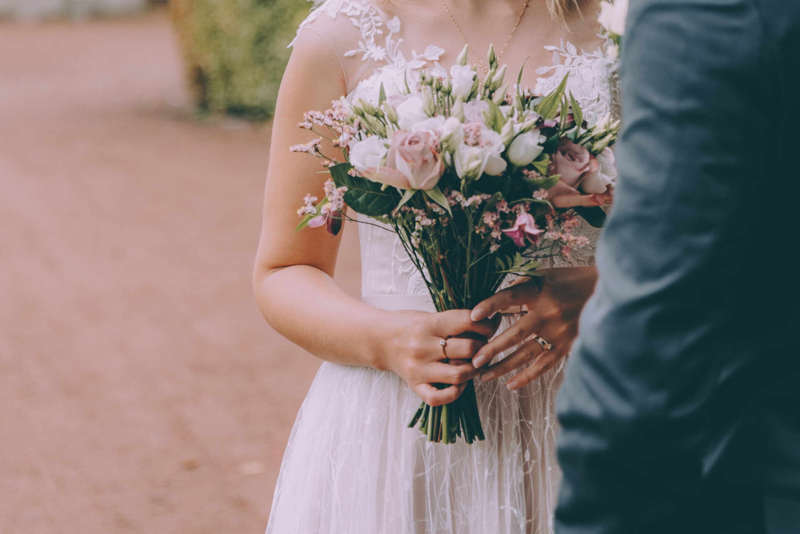 Brautpaar mit Strauß